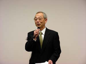 同窓会長の和田敬四郎名誉教授から、卒業生の皆さんへの祝辞が述べられた後、同窓会の案内と勧誘がなされました。